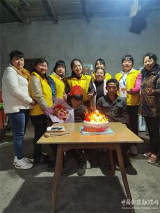 雷鋒家鄉(xiāng)學(xué)雷鋒 愛(ài)的擺渡人陪伴農(nóng)村困境老人過(guò)生日