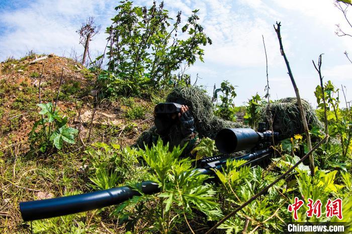 狙擊手隱蔽狙擊目標(biāo)?！≡览?攝