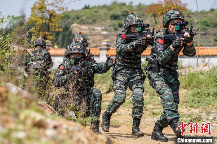 特戰(zhàn)隊(duì)員秘密接近?！『铘敃x 攝