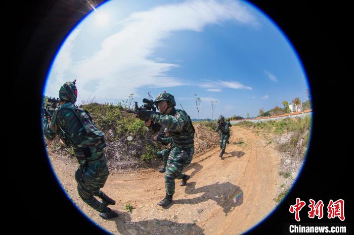 特戰(zhàn)隊(duì)員秘密接近?！≡览?攝