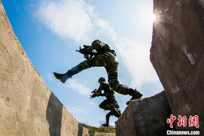 特戰(zhàn)隊(duì)員飛躍障礙物。　侯魯晉 攝