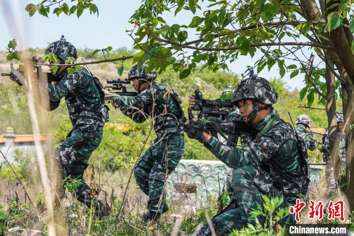 特戰(zhàn)隊(duì)員用手語告訴其他隊(duì)員前方情況。　侯魯晉 攝