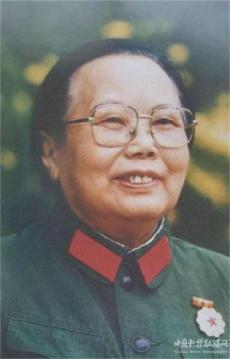 老紅軍、上將夫人張文：關(guān)心下一代???熱心助師生