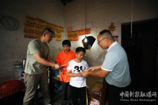 溫暖！前進(jìn)里社區(qū)愛心人士看望慰問脆骨病男孩