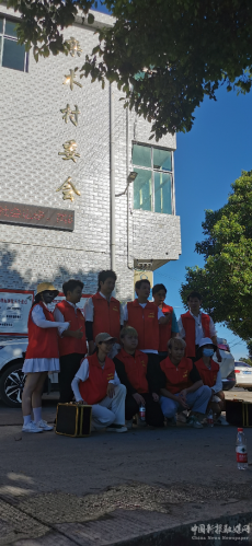 衡陽(yáng)網(wǎng)紅“劉星團(tuán)隊(duì)”到衡陽(yáng)縣庫(kù)宗橋鎮(zhèn)開(kāi)展義剪活動(dòng)