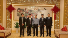 香港特區(qū)聯(lián)絡(luò)辦副主任尹宗華會(huì)見(jiàn)僑商聯(lián)合會(huì)會(huì)長(zhǎng)徐旭昶