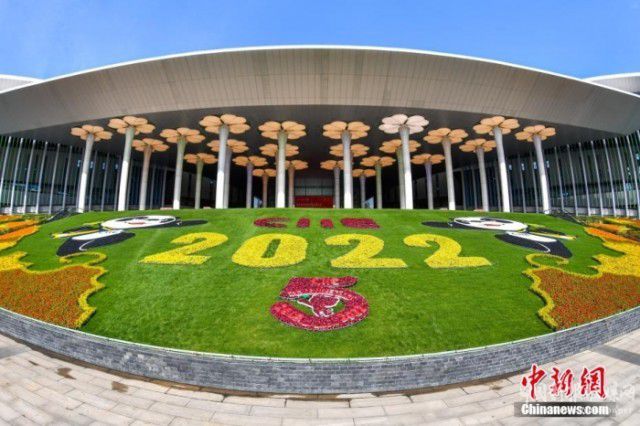 第五屆進(jìn)博會(huì)場(chǎng)館景觀裝飾全面定妝。 陳夢(mèng)澤 攝