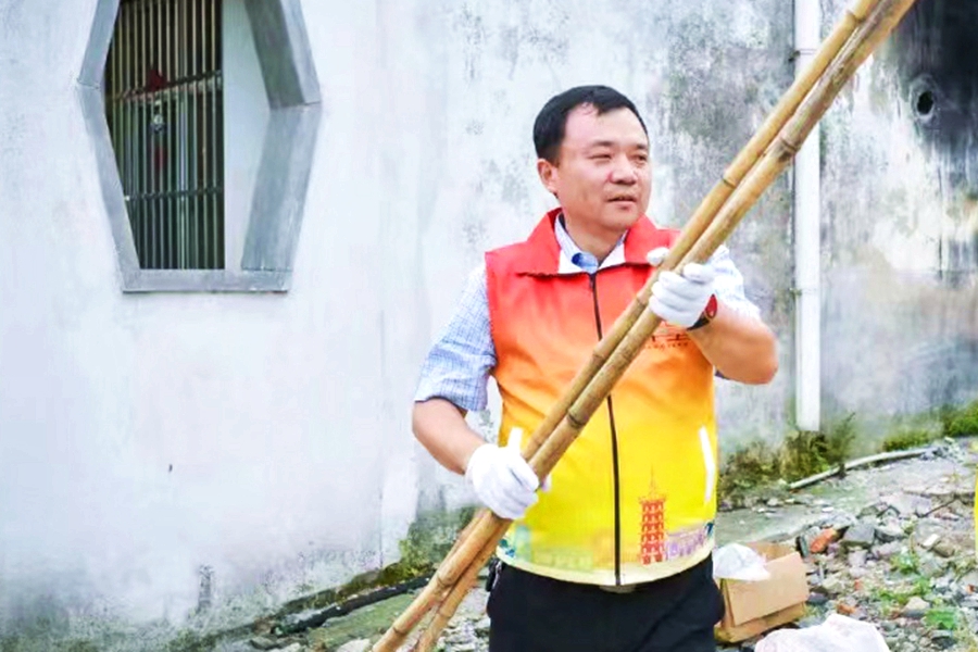 邱峰在村中工作。受訪者供圖