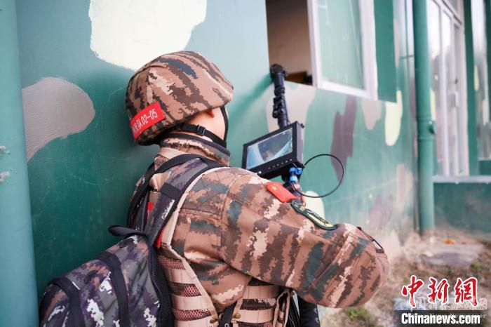 圖為特戰(zhàn)隊員運用裝備開展偵察?！↑S永峰 攝