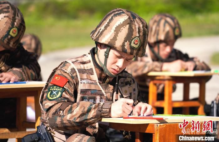 圖為特戰(zhàn)隊員進行速記速寫?！↑S永峰 攝