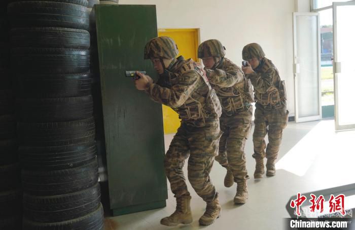 圖為特戰(zhàn)隊員搜索民房。　黃永峰 攝