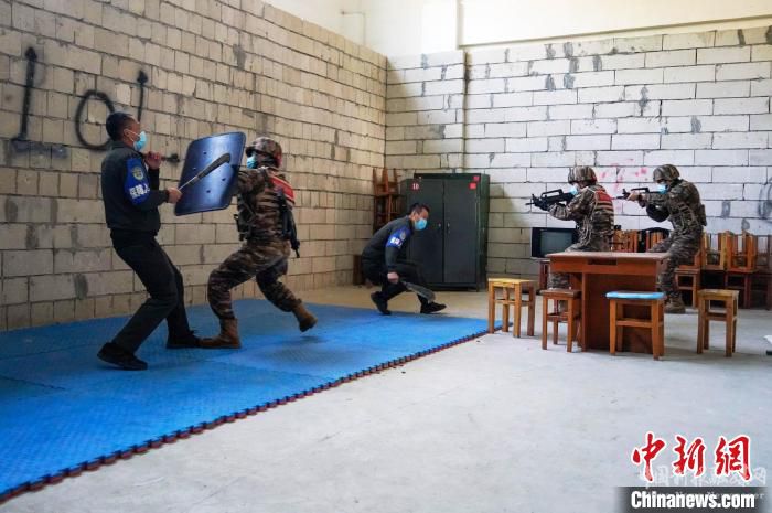 圖為特戰(zhàn)隊員捕殲“恐怖分子”。　黃永峰 攝