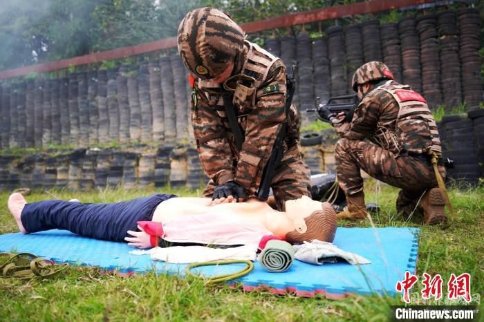 圖為特戰(zhàn)隊員模擬搶救傷員?！↑S永峰 攝