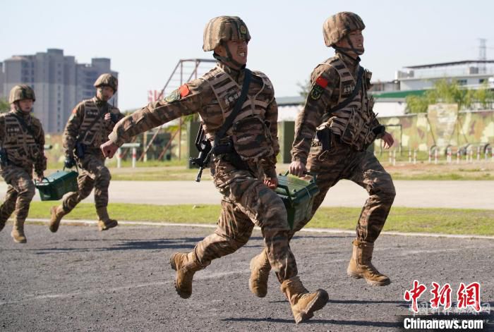 圖為特戰(zhàn)小隊百米接力訓練?！↑S永峰 攝