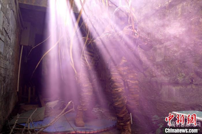 圖為特戰(zhàn)隊員穿越“染毒區(qū)”?！↑S永峰 攝