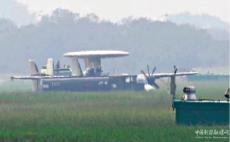 臺軍飛行員忘放起落架 預(yù)警機沖出跑道損毀