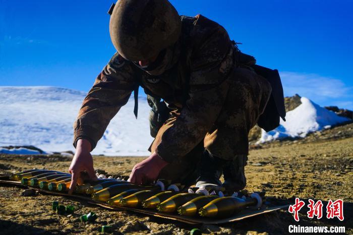 檢查彈藥。　吳蒙昆 攝