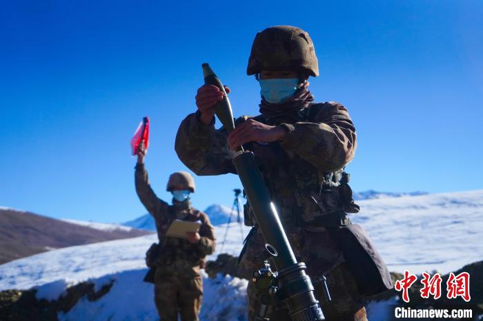 裝填彈藥，準備發(fā)射?！敲衫?攝