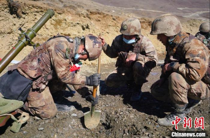 構(gòu)筑座鈑坑。　吳蒙昆 攝