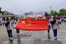 鴨田鎮(zhèn)李子坳新村：“老板村支書”鄭俊華任上助學不停歇