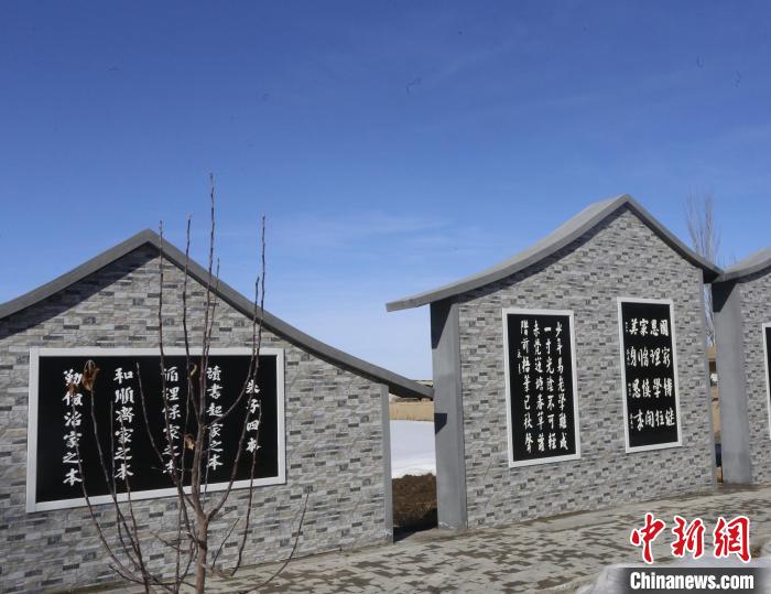 新疆木壘哈薩克自治縣英格堡鄉(xiāng)月亮地村，村民文化休閑展示區(qū)?！√账┛?攝