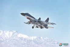 我軍首批殲-11B女飛行學(xué)員首次單飛