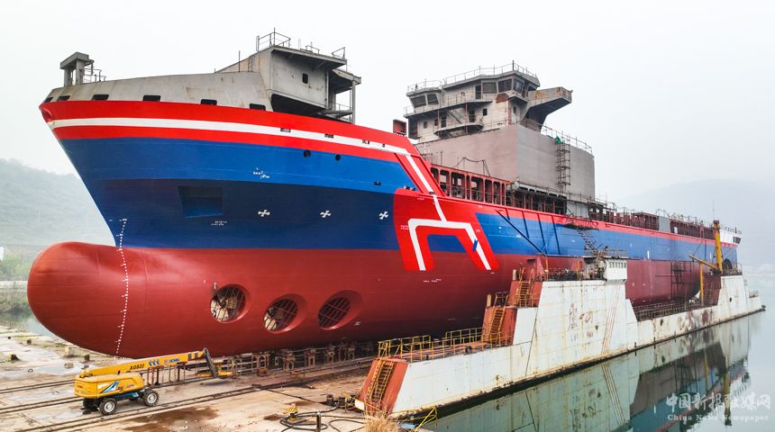 3月29日，中國首艘萬噸級遠(yuǎn)洋通信海纜鋪設(shè)船“龍吟9”號在江西瑞昌市下巢湖下水。江西江州聯(lián)合造船有限責(zé)任公司供圖