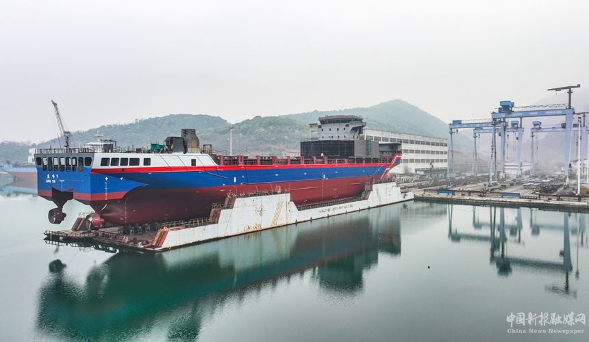 “龍吟9”號全長155米，寬23.2米，續(xù)航能力為60天，最大航速15節(jié)，一次性載纜量可達(dá)10000噸，可以一次性完成從中國跨越太平洋的海底光纜鋪設(shè)。江西江州聯(lián)合造船有限責(zé)任公司供圖
