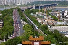 時(shí)隔三年 武漢馬拉松鳴槍開(kāi)跑