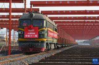 杭溫鐵路首列長軌安全進(jìn)場