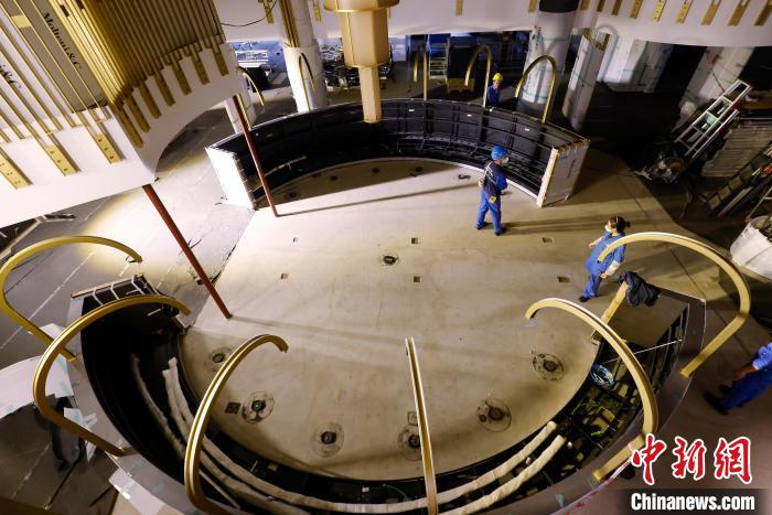 工作人員在船內(nèi)進(jìn)行各個(gè)區(qū)域裝修。　殷立勤 攝