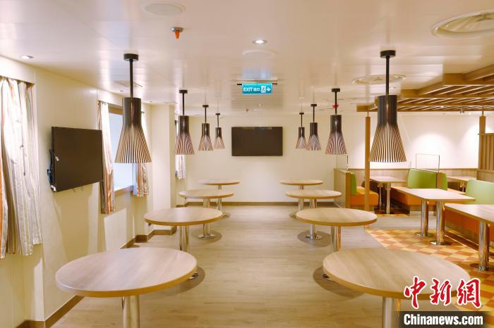 船上的員工餐廳已經(jīng)裝修完畢?！∫罅⑶?攝