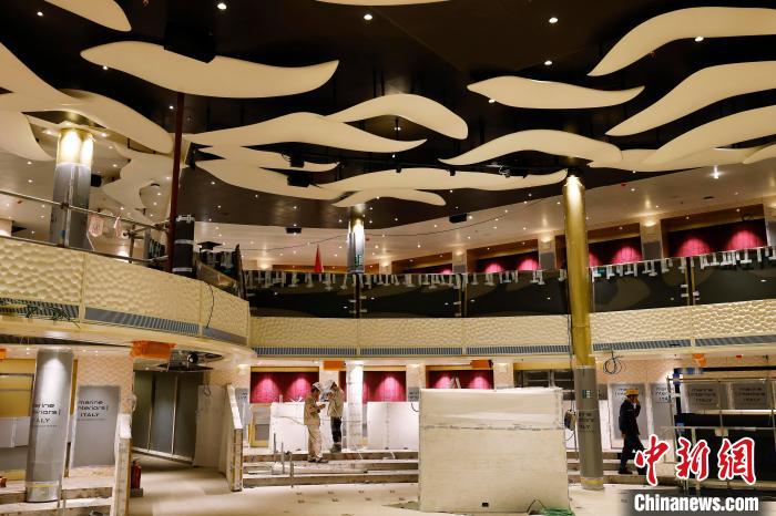 工作人員在船內(nèi)劇場(chǎng)進(jìn)行裝修施工?！∫罅⑶?攝