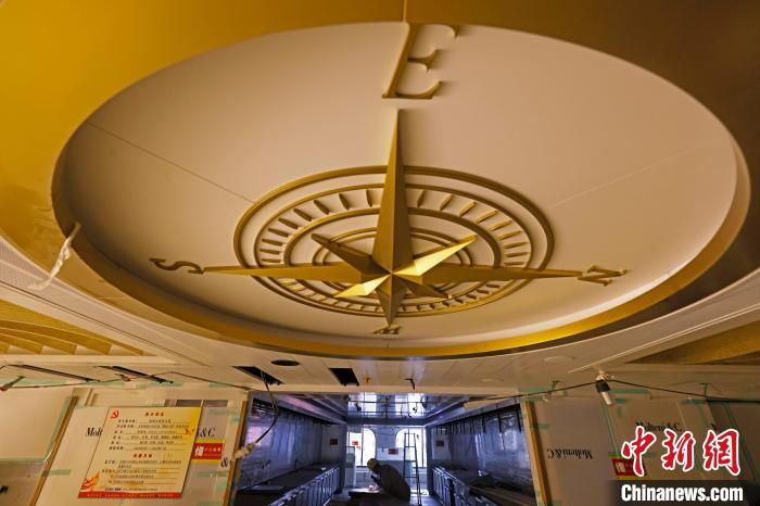 工作人員在船內(nèi)進(jìn)行各個(gè)區(qū)域裝修。　殷立勤 攝