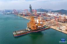 渤海首個(gè)千億方大氣田一期項(xiàng)目中心平臺(tái)在青島裝船