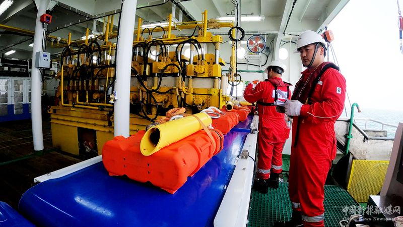 工作人員對“海脈”進(jìn)行下水前檢查。受訪者供圖