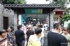 成都大運(yùn)會(huì)官方特許商品零售店吸引消費(fèi)者