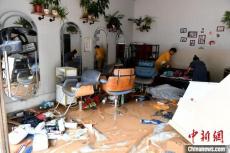 直擊防抗臺風“杜蘇芮”：福州市民開展災后自救