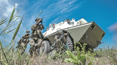 日前，武警天津總隊機動支隊組織綜合演練。 蔡志存攝