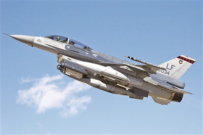 上圖：新加坡空軍F-16戰(zhàn)斗機(jī)。