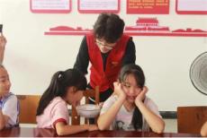 趣味實驗課堂，湖財學子帶領鄉(xiāng)村兒童玩轉(zhuǎn)七彩假期