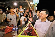 李家超逛夜市攤檔 “人有人氣，財(cái)有財(cái)氣”