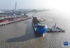 中遠(yuǎn)海運(yùn)萬噸級(jí)電動(dòng)集裝箱船長江試航