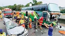 云林私家車撼旅巴 4死22傷