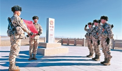 圖①：官兵們在界碑前宣誓。