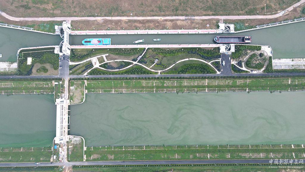 2023年8月16日，船只排隊等待通過引江濟淮工程派河口船閘（無人機照片）。新華社記者 黃博涵 攝