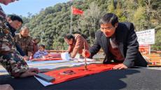 教師進(jìn)村寫春聯(lián) 助力山鄉(xiāng)年味濃