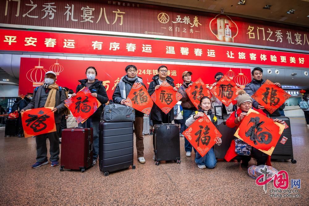 2024年春運今日正式啟動，自1月26日至3月5日，為期40天，全國鐵路預計發(fā)送旅客4.8億人次，日均1200萬人次，同比2023年春運增長37.9%。1月26日春運首日全國鐵路預計發(fā)送旅客1060萬人次。人們拎著大包小包，滿懷期待踏上回家團圓之旅。忙碌了整年，回家和家人的團聚是每一個奮斗者給自己最好的節(jié)日禮物。