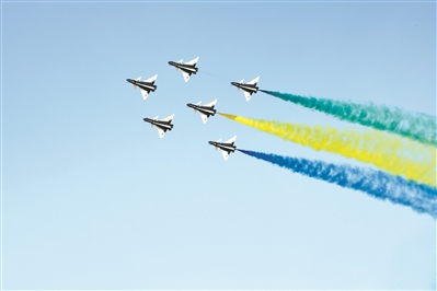 適應(yīng)性訓(xùn)練中空軍八一飛行表演隊殲-10表演機在空中拉出彩煙。王曉東攝