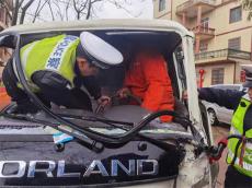 藍(lán)山公安交警緊急救援被困司機(jī)